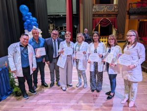Homenajeados médicos carabobeños durante acto central en Valencia